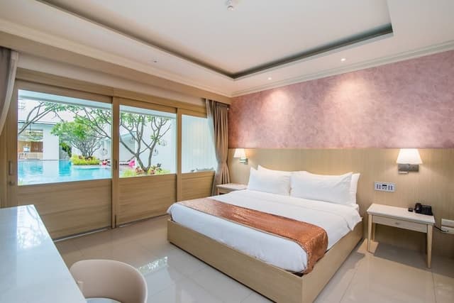 Deluxe Room, Poolside