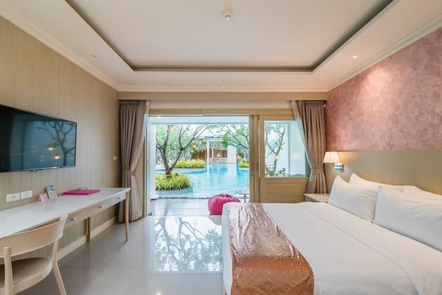Deluxe Room, Poolside