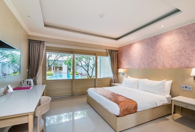 Deluxe Room, Poolside
