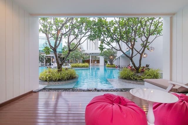 Deluxe Room, Poolside