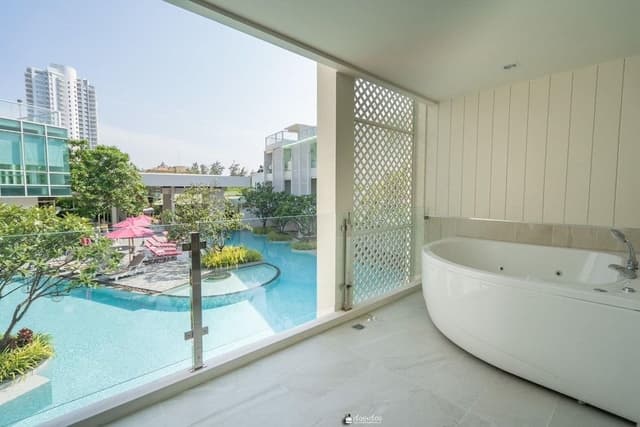 Deluxe Jacuzzi