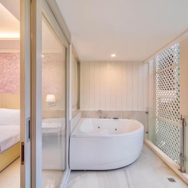 Deluxe Jacuzzi