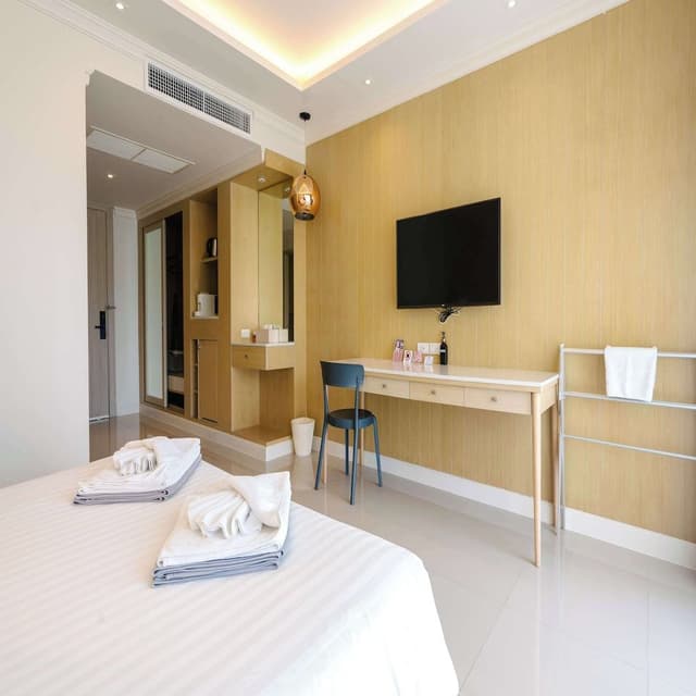 Deluxe Room, Poolside