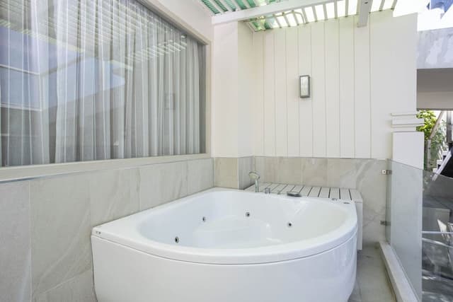Deluxe Jacuzzi