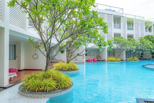 Deluxe Room, Poolside