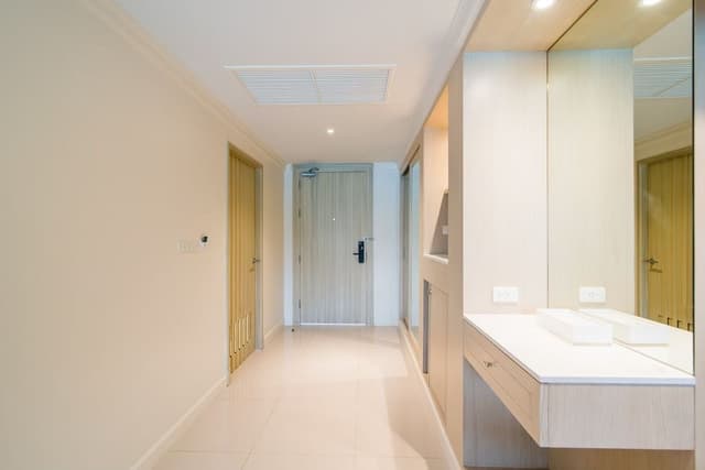 Deluxe Room, Poolside