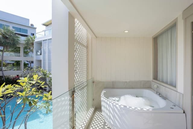 Deluxe Jacuzzi