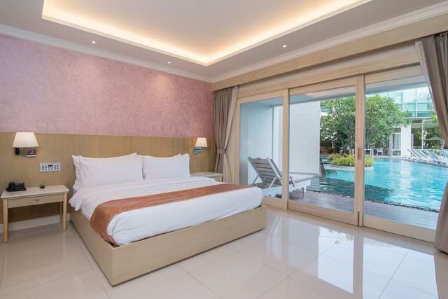 Deluxe Room, Poolside