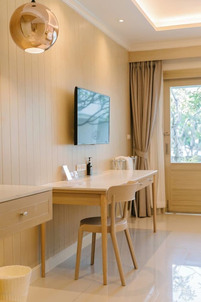 Deluxe Room, Poolside
