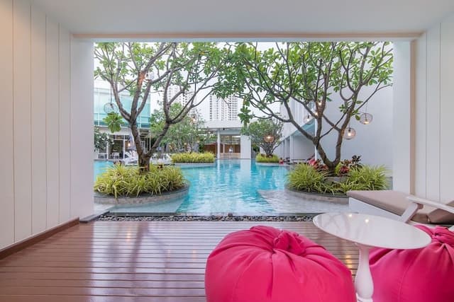 Deluxe Room, Poolside