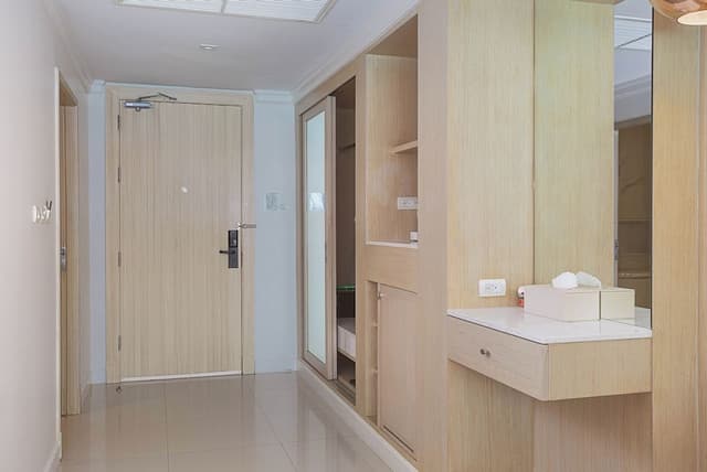 Deluxe Room, Poolside