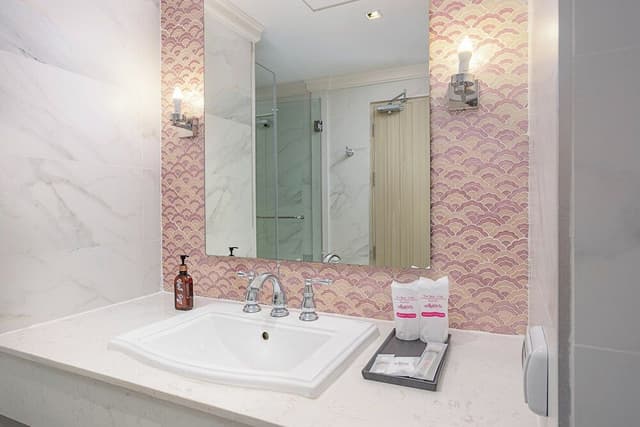 Deluxe Room, Poolside