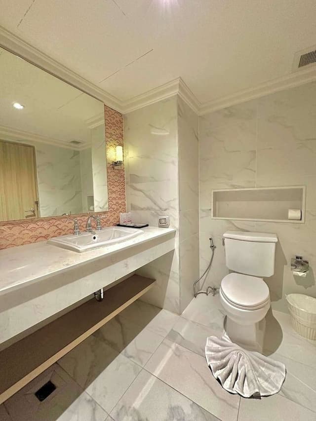 Deluxe Room, Poolside