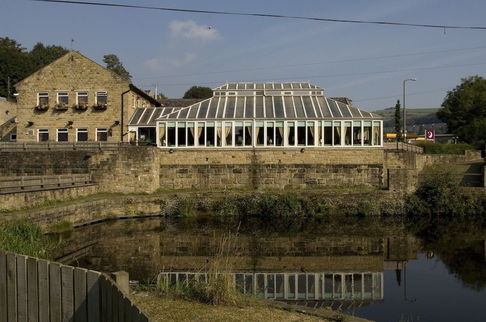 Premier Inn Halifax South3