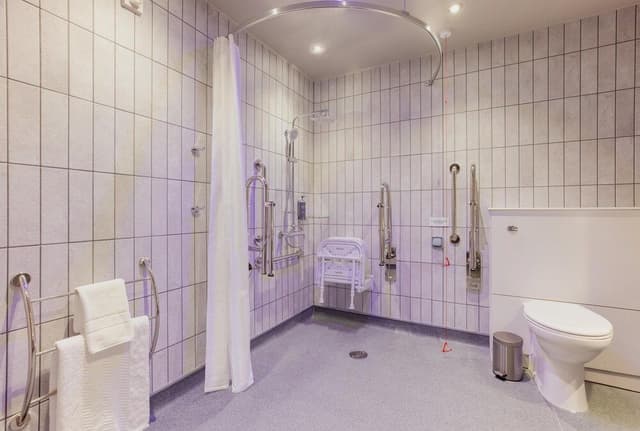 Standard Double Room, Roll-in Shower