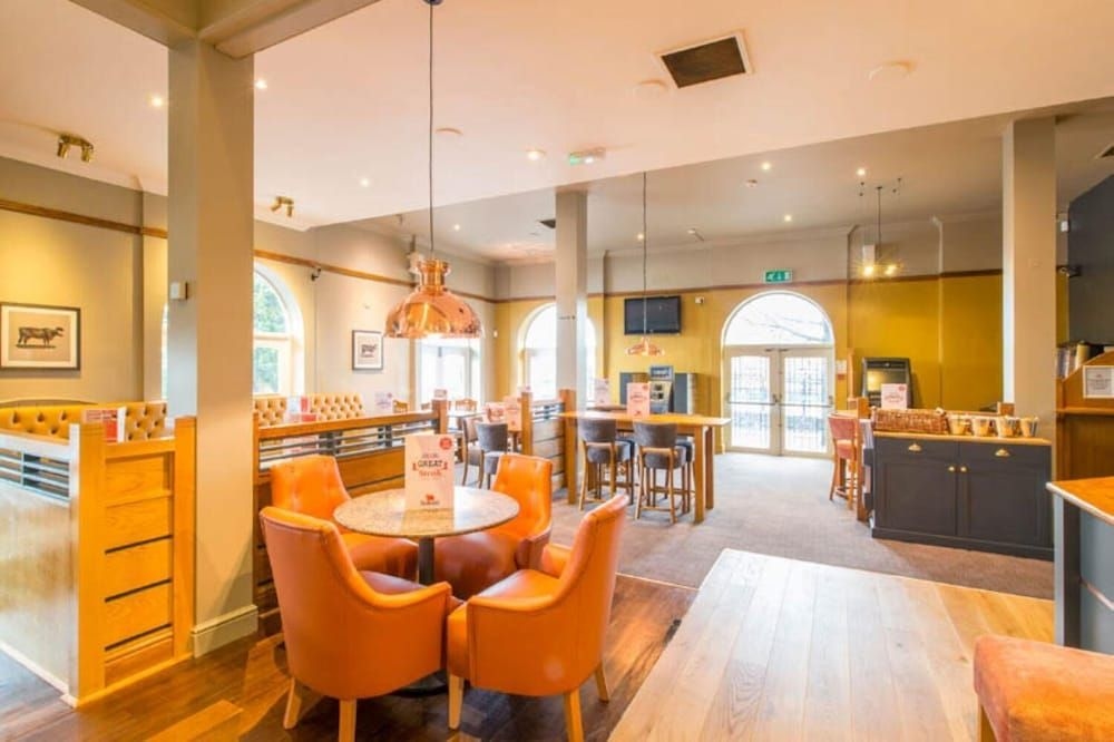 Premier Inn Manchester (Salford Quays)4