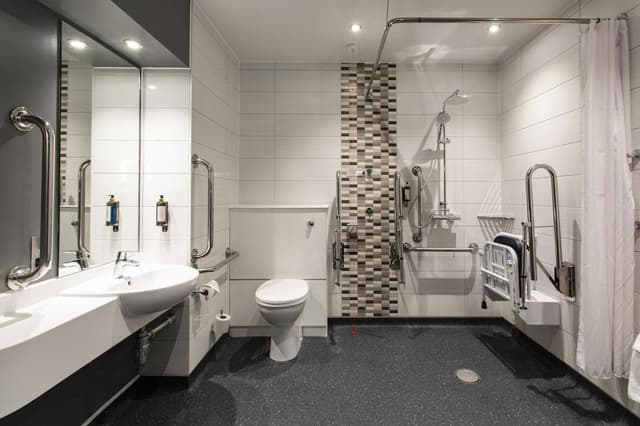 Superior Double Room, Roll-in Shower