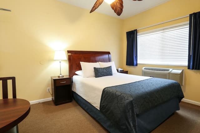 Standard Room, 1 Queen Bed