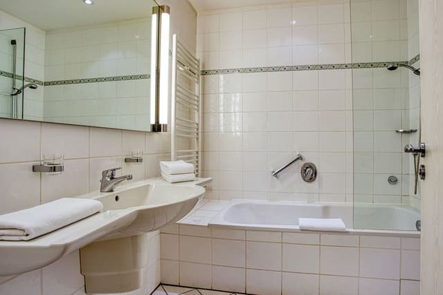 Deluxe Double Room, Bathtub