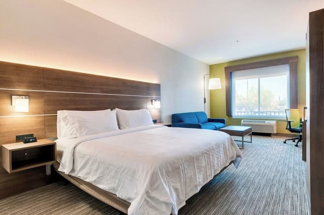 Suite, 1 King Bed, Accessible (Mobility)