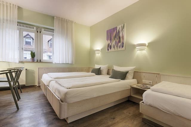 City Triple Room
