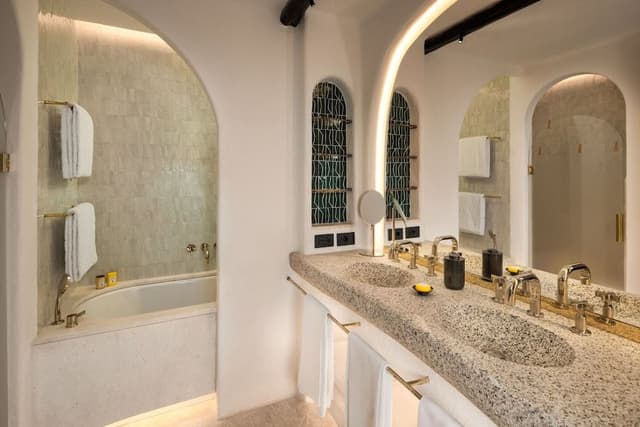 Premium Suite, 1 King Bed, Partial Sea View (Contemporary)