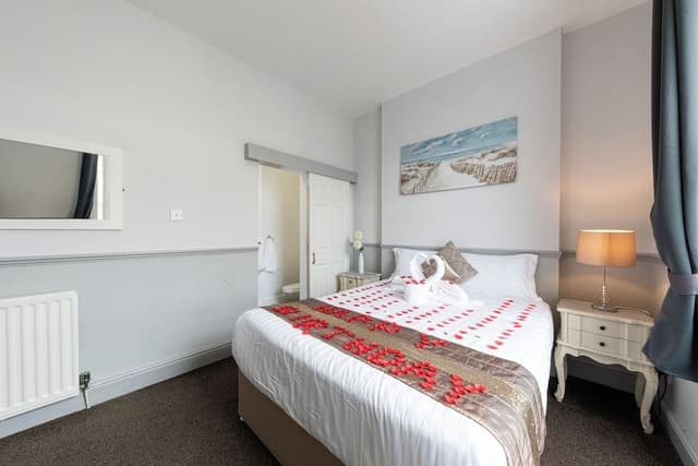 Classic Double Room, Ensuite, Partial Sea View