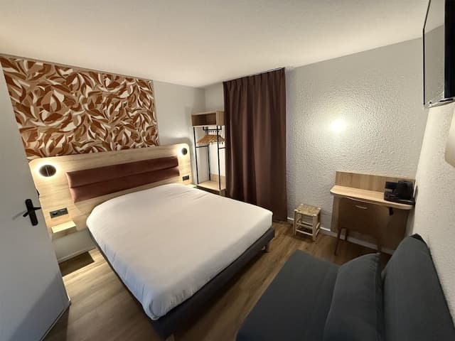 Standard Room, 1 Queen Bed, Non Smoking (with Single Sofabed)