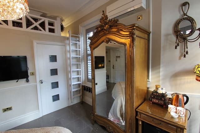 Double Room, Ensuite (Versailles)