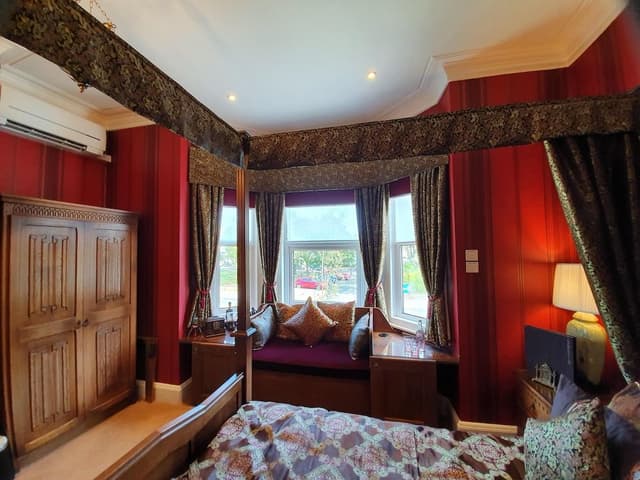 Double Room, Ensuite (Oak Four Poster)