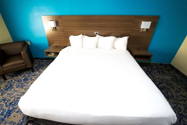 Suite, 1 King Bed, Accessible, Non Smoking