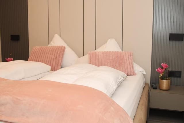 Deluxe Double Room, 1 Queen Bed, Non Smoking, Courtyard View