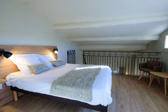 Classic Duplex, 2 Bathrooms, Garden View