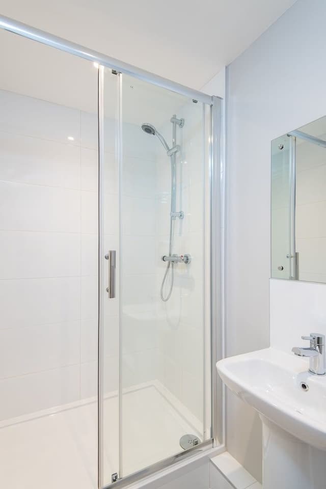 Twin Room with En Suite Bathroom