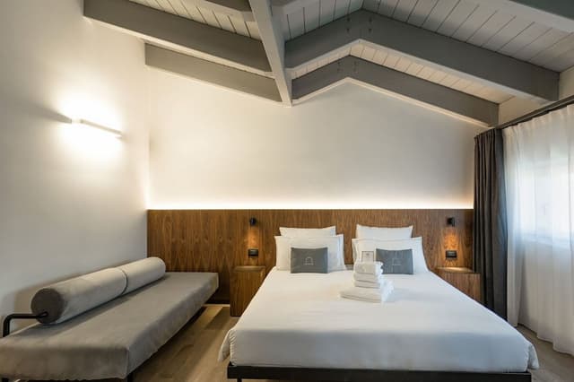 Room, Balcony (Prestige)