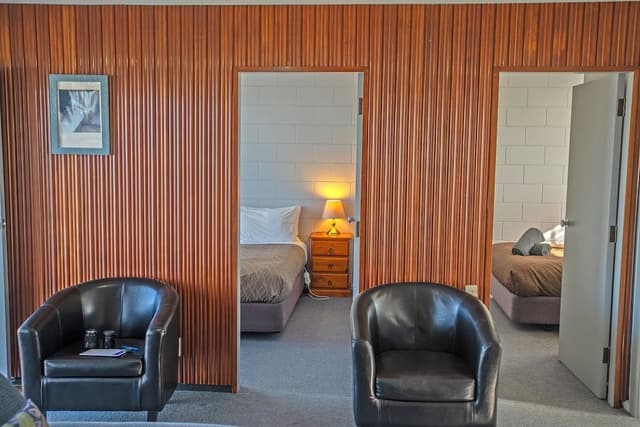 2 bedroom apartment with twin beds