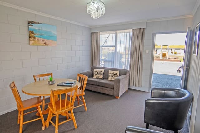 2 bedroom apartment with twin beds