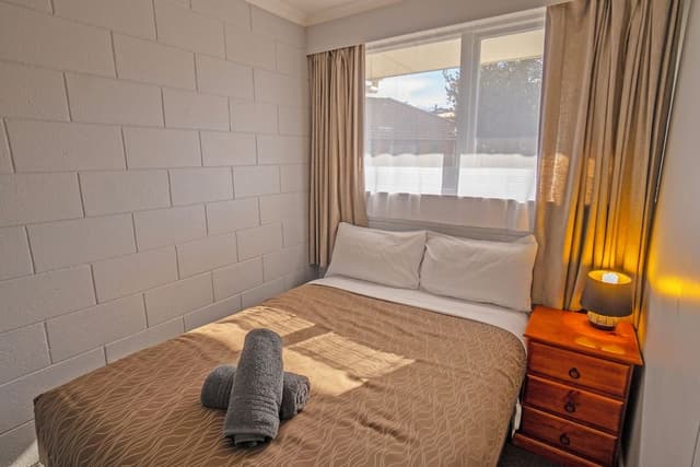 2 bedroom apartment with twin beds