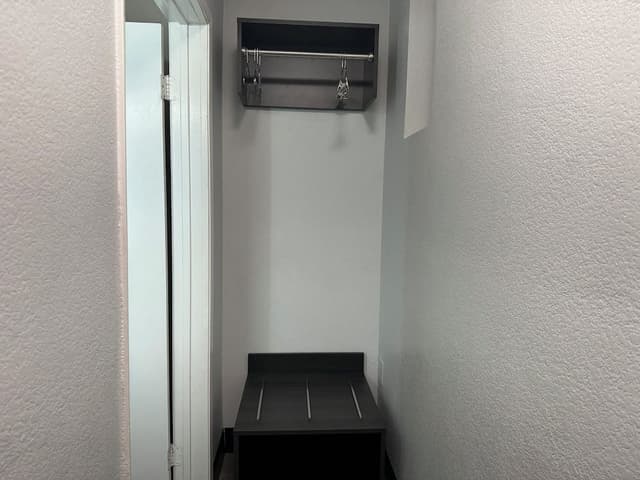 Basic Room, 1 King Bed