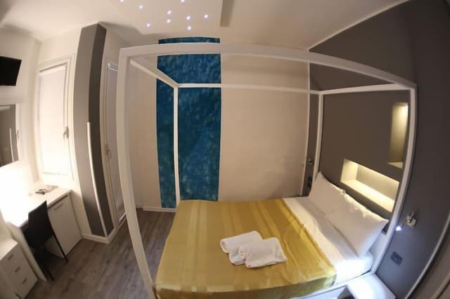 Deluxe Suite (2 Adults + 3 Children)