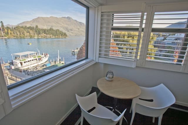 Deluxe Queen Room with En-Suite Bathroom
