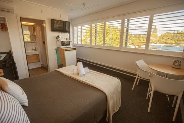 Deluxe Queen Room with En-Suite Bathroom