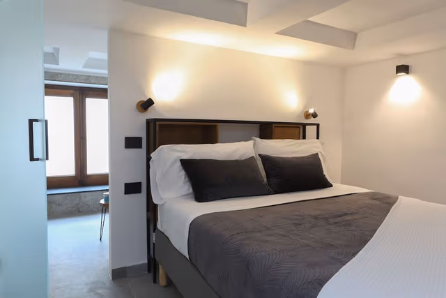 Signature Room (Low ceiling 1.85m/6ft 7in)