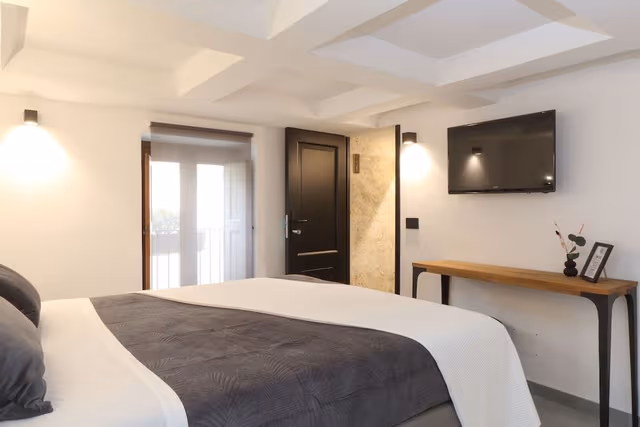 Signature Room (Low ceiling 1.85m/6ft 7in)
