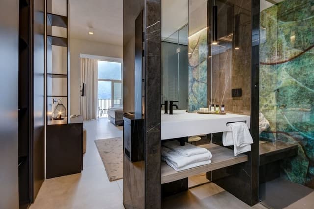 Suite, Lake View