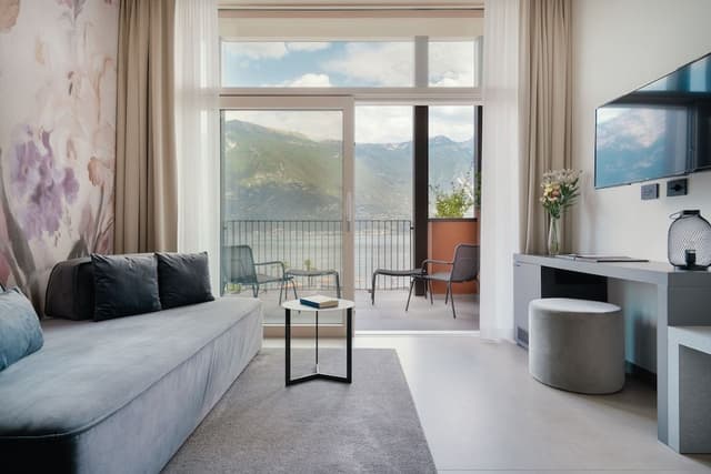 Suite, Lake View