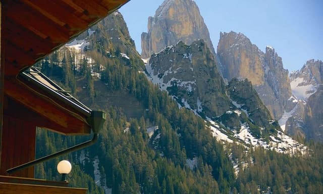 Standard Room, 1 Queen Bed, Balcony, Mountain View