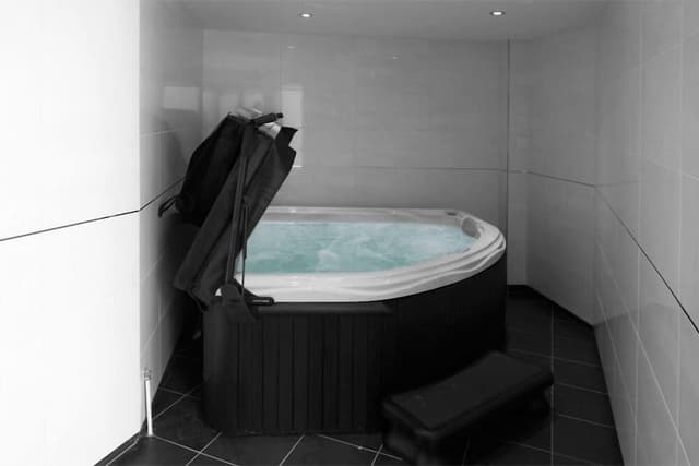 Suite, Hot Tub