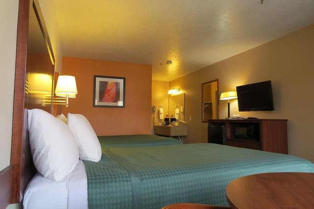 Room, 2 Queen Beds, Non Smoking, Poolside