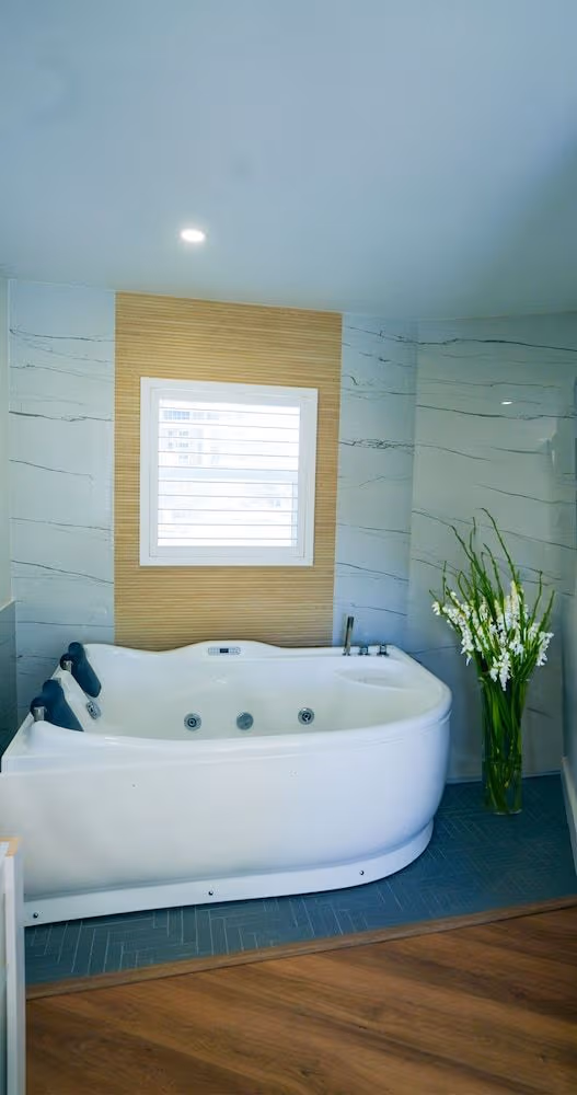 Honeymoon Suite w Spa tub & Cabana